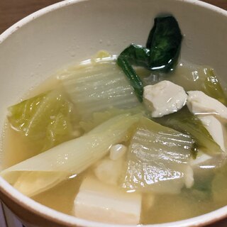 白菜とお豆腐、ほうれん草とネギの味噌汁